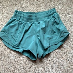 Lululemon hotty hot shorts 2.5"